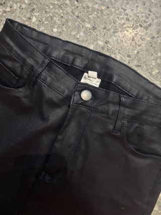Pantalón negro efecto piel
