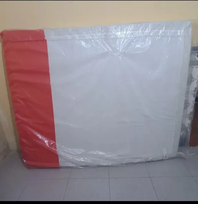 Colchón blanco y rojo