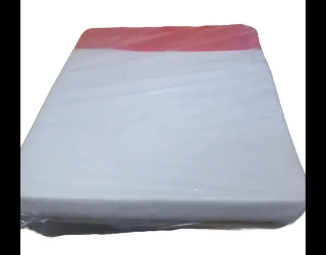 Colchón blanco y rojo