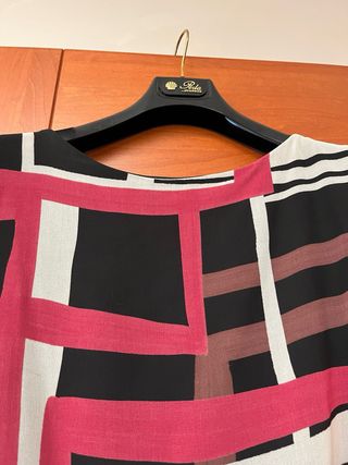 Abito elegante nero oversize con coprispalle