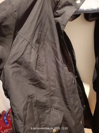 Abrigo de porteo y embarazo negro con capucha