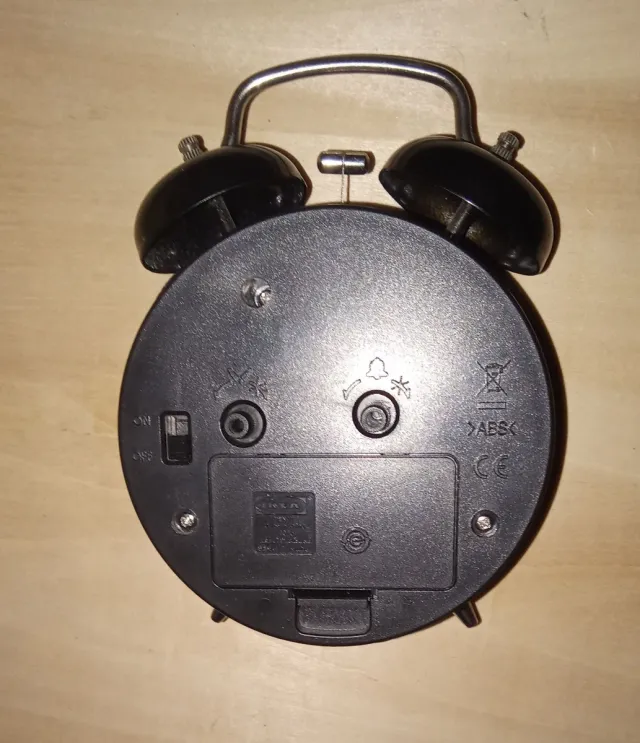 Reloj despertador Ikea negro