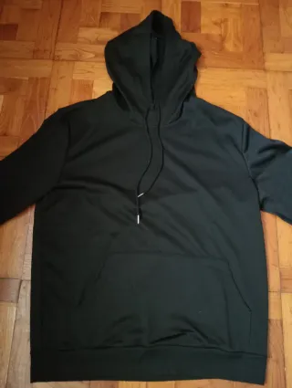 Sudadera Negra con Capucha y Bolsillo