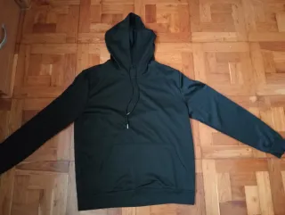 Sudadera Negra con Capucha y Bolsillo