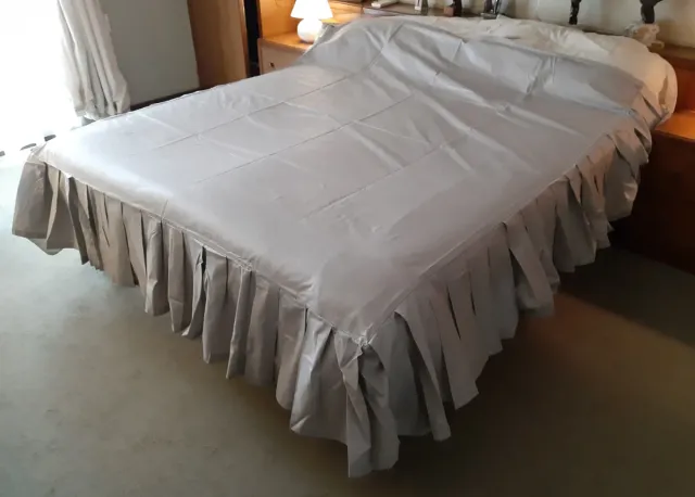 Colcha gris perla satinada