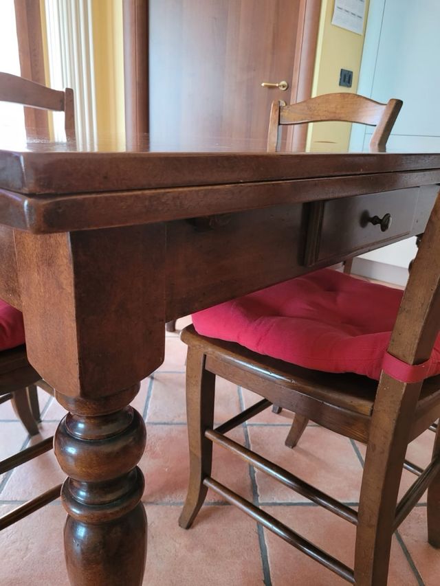 Tavolo quadrato allungabile con 4 sedie