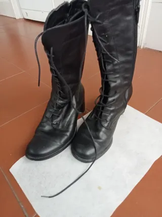 Botas de piel negras con cordones