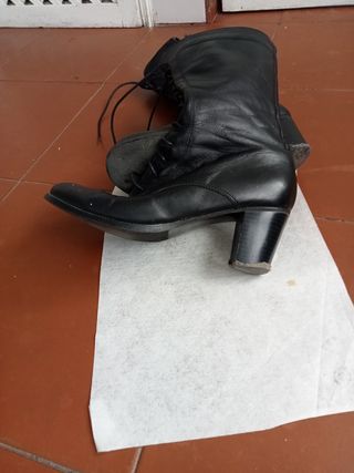 Botas de piel negras con cordones