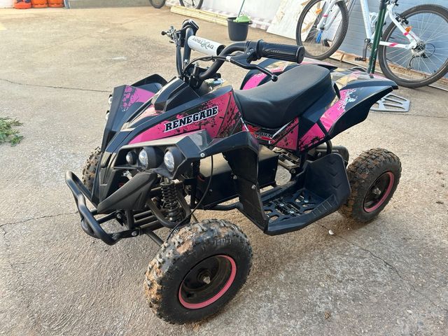 Quad eléctrico rosa y negro