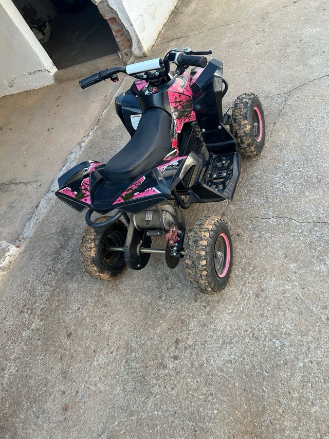 Quad eléctrico rosa y negro