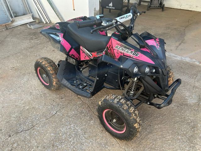 Quad eléctrico rosa y negro