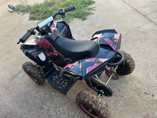 Quad eléctrico rosa y negro