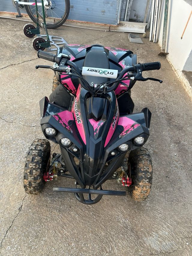 Quad eléctrico rosa y negro