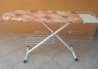 Asse da stiro con porta-ferro e stendino