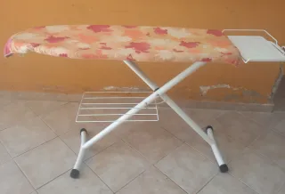 Asse da stiro con porta-ferro e stendino