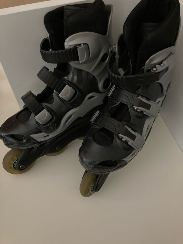 Patines en línea negros y grises