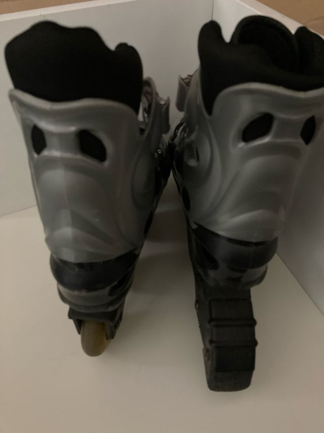 Patines en línea negros y grises