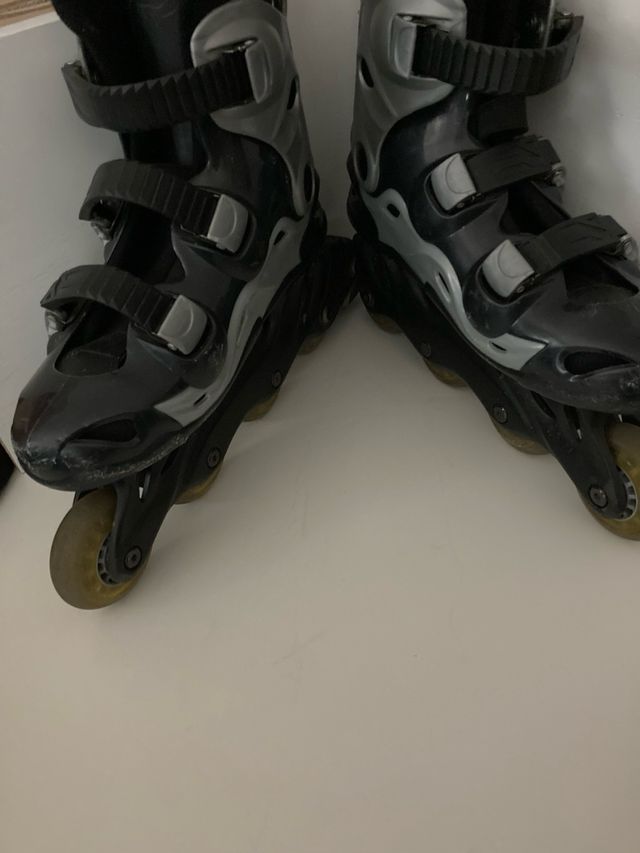 Patines en línea negros y grises