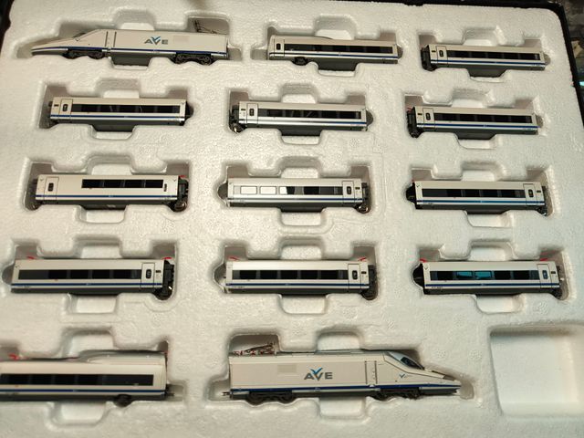 Ave serie 102 "pato" azul Renfe Startrain N (60300