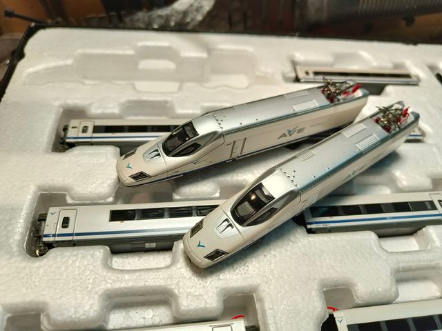 Ave serie 102 "pato" azul Renfe Startrain N (60300