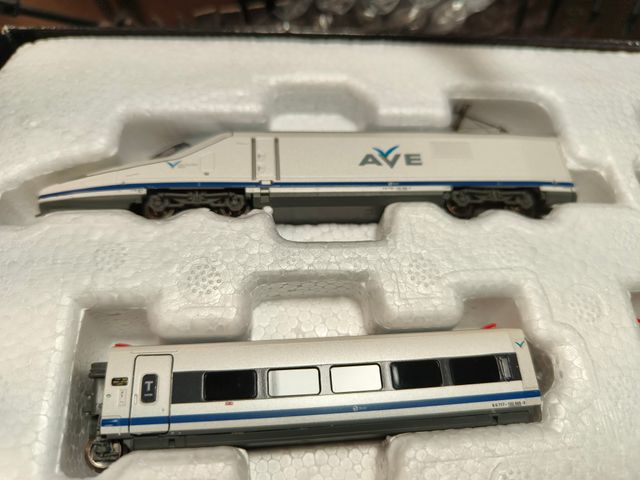 Ave serie 102 "pato" azul Renfe Startrain N (60300