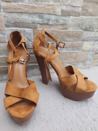 Sandalias de tacón beige y marrón
