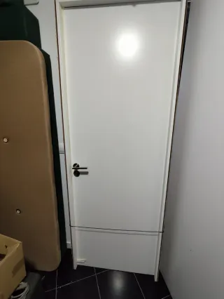 Puerta blanca abre a la derecha