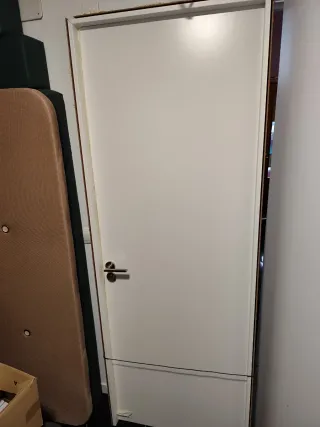 Puerta blanca abre a la derecha