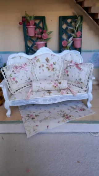 Divano miniatura per casa delle bambole