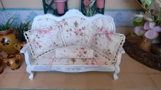 Divano miniatura per casa delle bambole