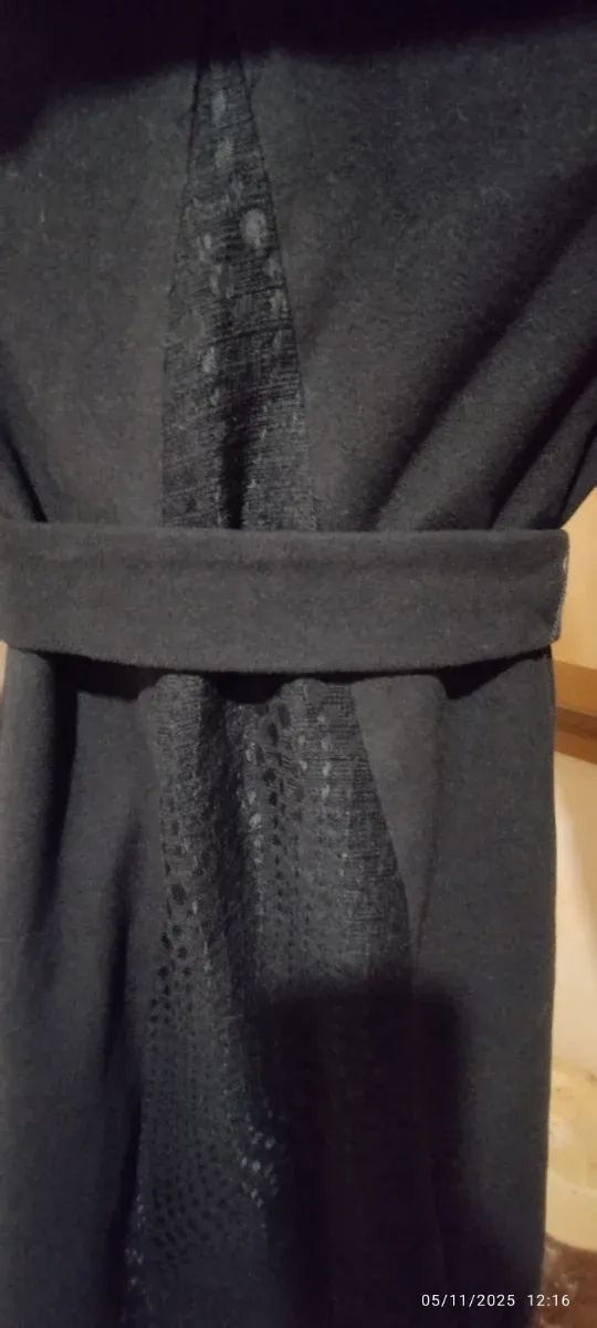 Cappotto nero con cintura e cappuccio