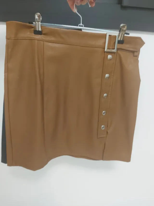 Falda de cuero marrón con cinturón