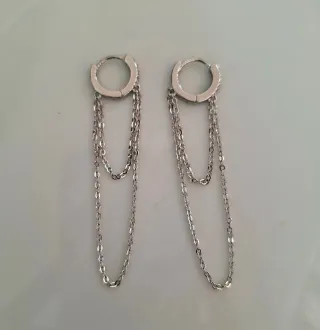 Pendientes de plata con cadenas desiguales.
