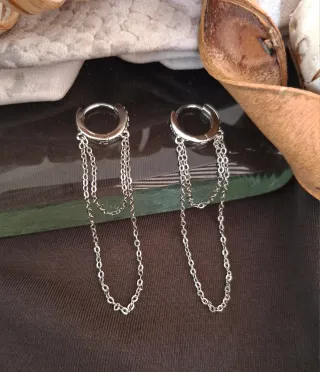 Pendientes de plata con cadenas desiguales.