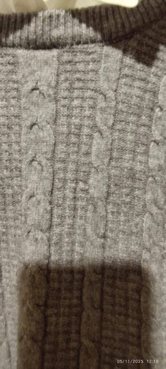 Maglione grigio con colletto bianco