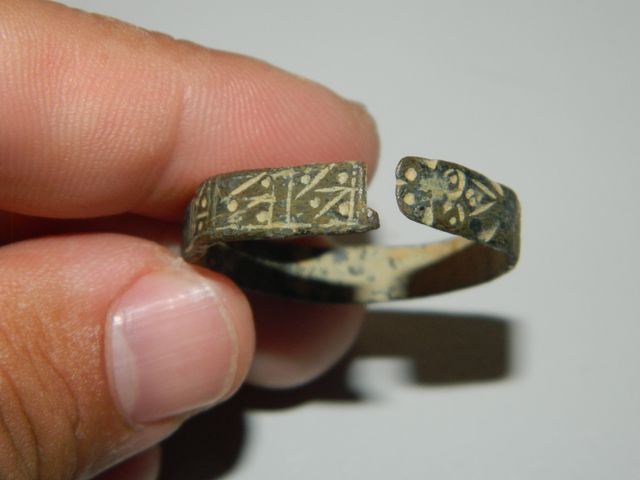 Anillo bronce ibero romano partido con motivos 3,7