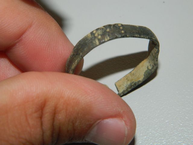 Anillo bronce ibero romano partido con motivos 3,7