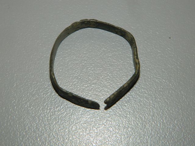 Anillo bronce ibero romano partido con motivos 3,7