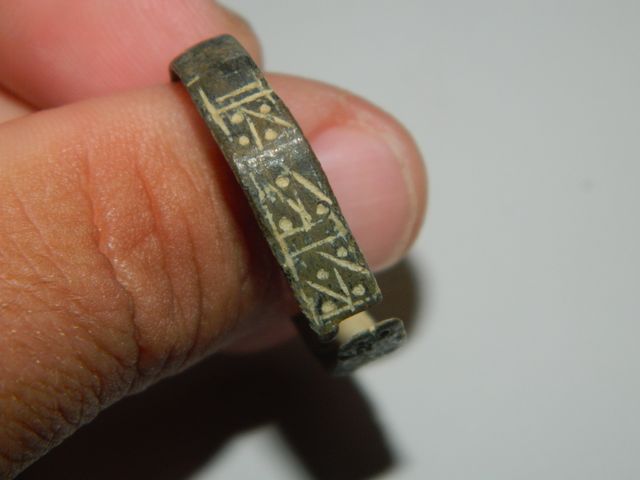 Anillo bronce ibero romano partido con motivos 3,7