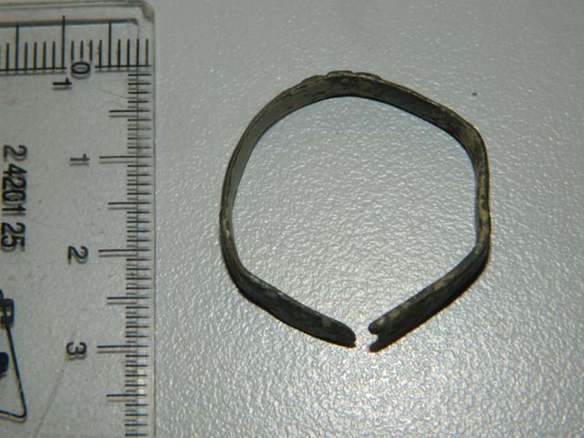 Anillo bronce ibero romano partido con motivos 3,7