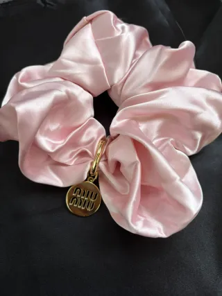Elastico capelli Miu Miu raso rosa con charm oro
