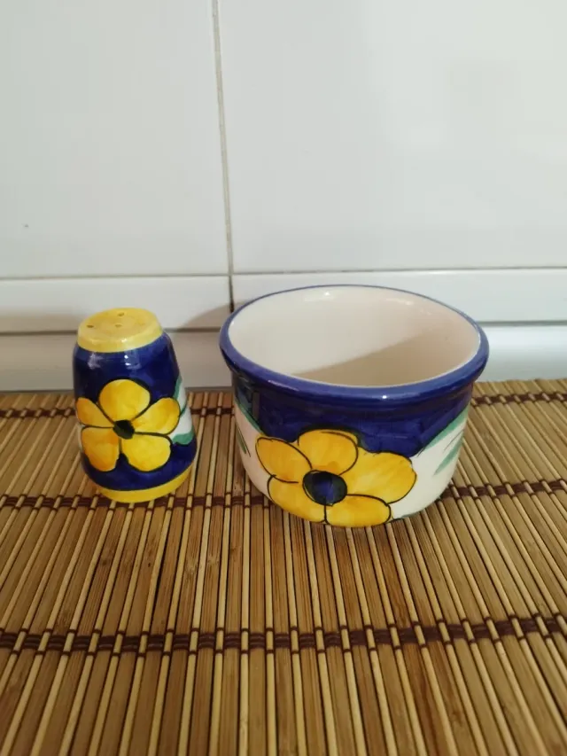 Saleiro e pimenteiro cerâmico com flores