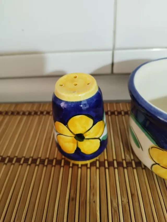 Saleiro e pimenteiro cerâmico com flores