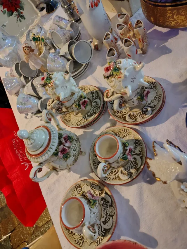 Servizio da caffè in ceramica e porcellana