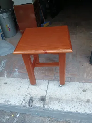 Mesa auxiliar de madera
