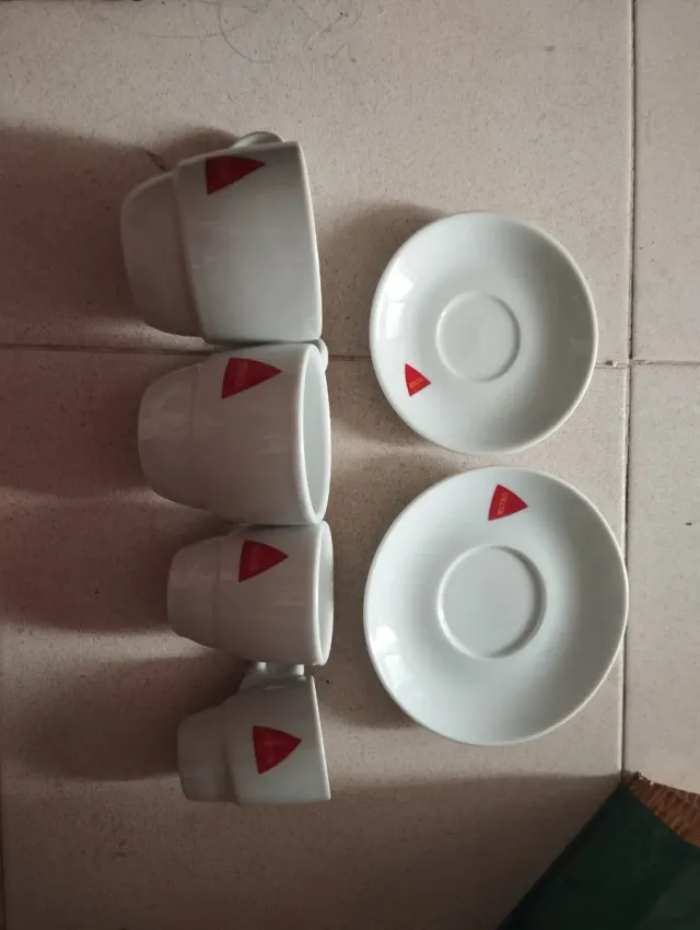 Tazas Delta de porcelana con platos