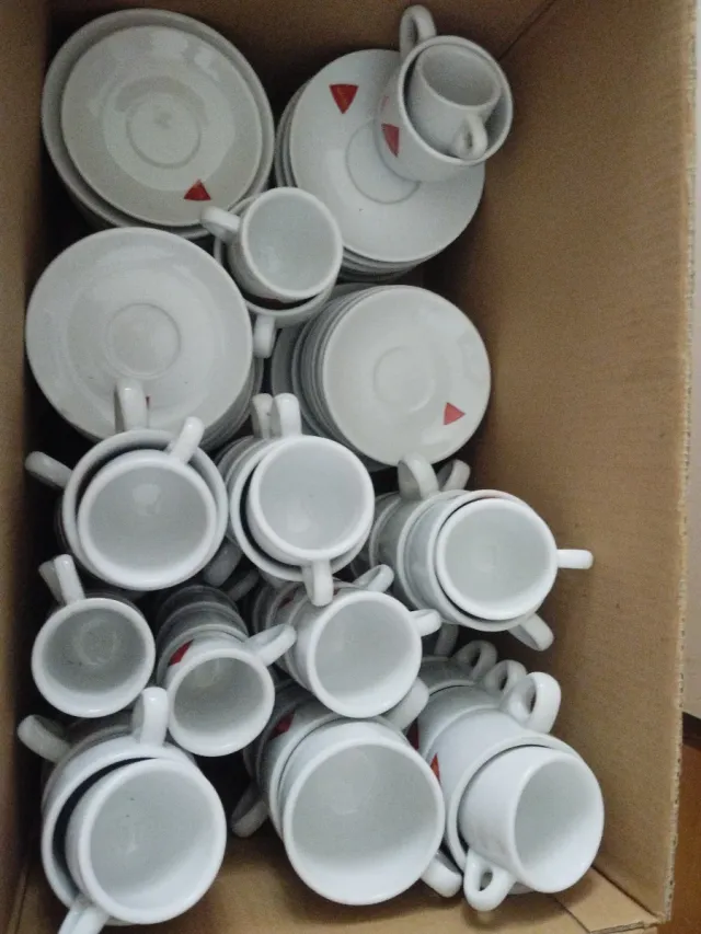 Tazas Delta de porcelana con platos