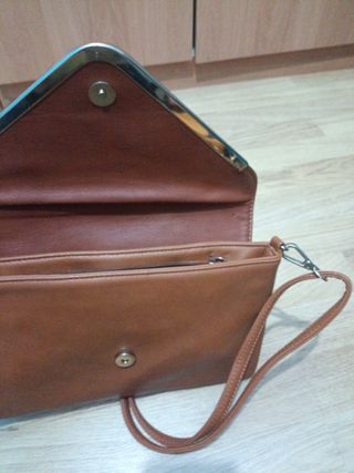 Bolso marrón con asa