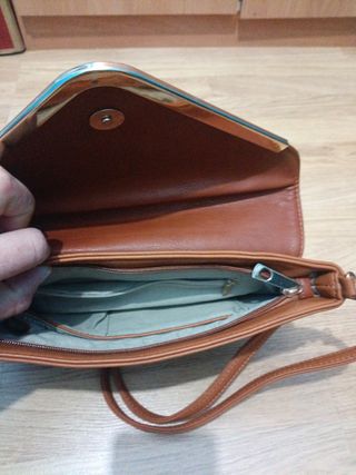 Bolso marrón con asa