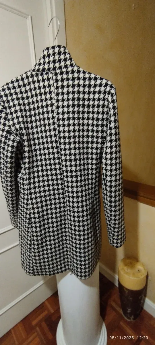 Abrigo pata de gallo blanco y negro